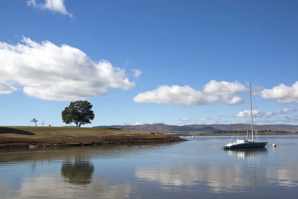 Único iate ancorado nas margens da barragem de midmar — Fotografia de Stock