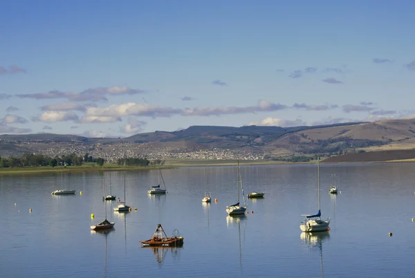 Yates amarrados en un entorno tranquilo en la presa de Midmar —  Fotos de Stock