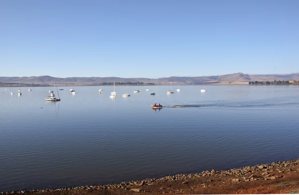 Bateau gonflable sur l'eau du barrage de midmar — Photo