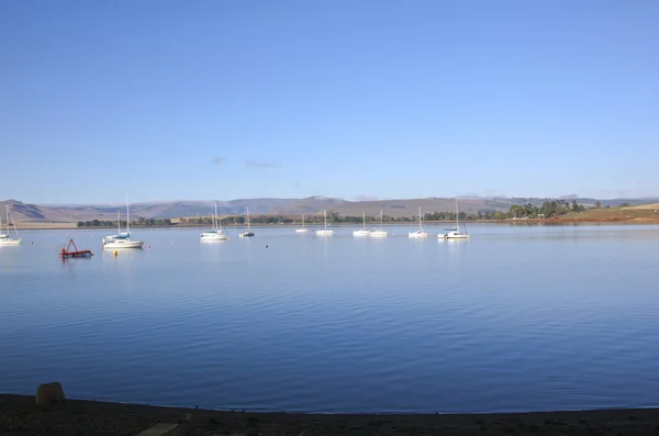 Jachten aangemeerd op de enorme midmar dam — Stockfoto