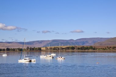 Alçak bulutlar dağlar ve yatlar