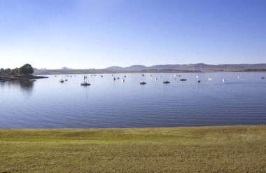 Dam demirlemiş Yatlar eşiğinde çim görünümünden 