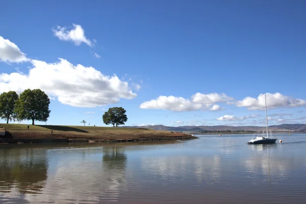 Single Yacht Anchored off the Banks of Midmar dam — Stock Photo, Image