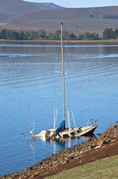 Sunken Yacht in the Shallows of Midmar Dam — Stock Photo, Image