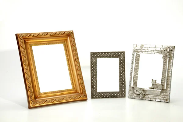 Drie geïsoleerde sierlijke lege afbeeldingsframes op wit — Stockfoto