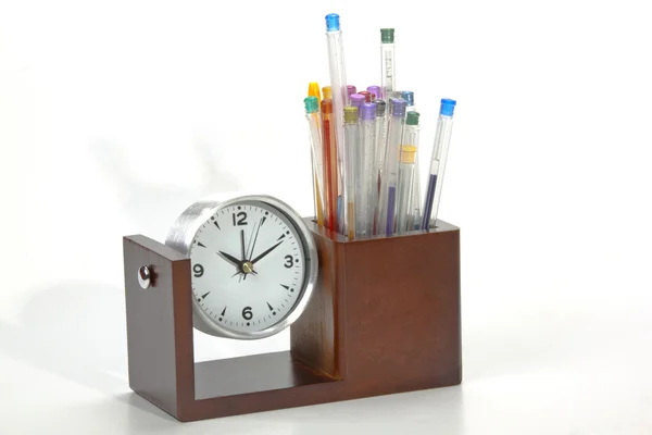 Orologio analogico a batteria con penne colorate in supporto — Foto Stock