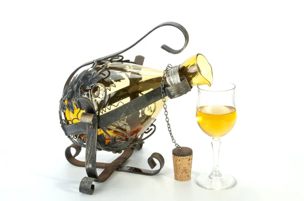 Ozdobné kovové karafu držitel a sklenice na víno — Stock fotografie