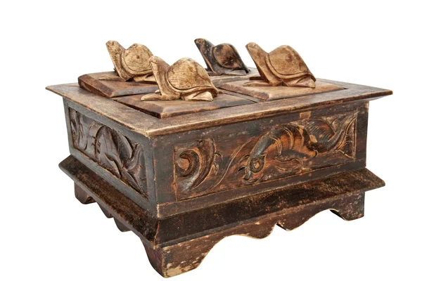 Caixa de madeira vintage com tartarugas esculpidas como alças em tampas — Fotografia de Stock