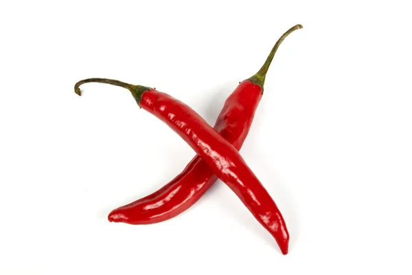 Dos chiles rojos brillantes en forma de X — Foto de Stock