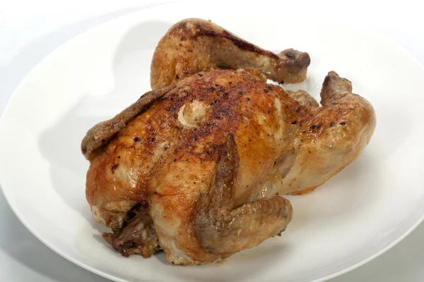 Kurczak świeży pieczona na białym talerzu — Zdjęcie stockowe