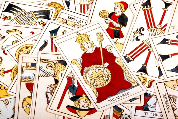 Duży zbiór rozproszonych kolorowy Tarot karty — Zdjęcie stockowe