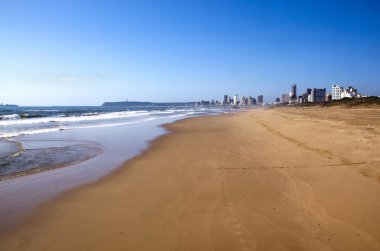 Durban şehir manzarası ile Golden Mile kumsalda boş