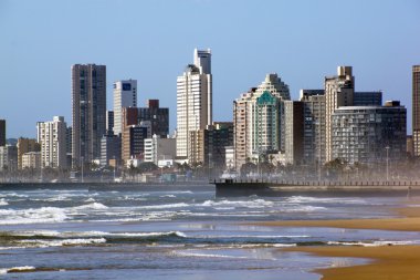 Erken sabah kaba deniz ile Durban'ın Golden Mile otelleri