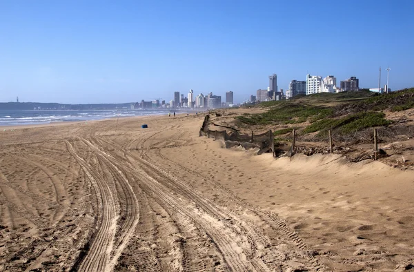 Faixas de pneus em areia de praia em Durban Beach — Fotografia de Stock