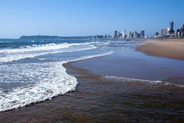 Ondas batendo a costa na frente da praia de Durban — Fotografia de Stock