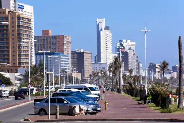 Wohngebäude und Hotels entlang der Strandpromenade von Durban — Stockfoto