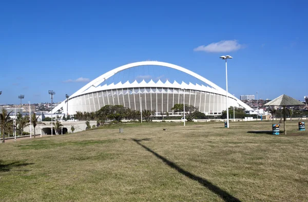 Blick auf das Moses Mabhida Stadion von der Durban Promenade — Stockfoto