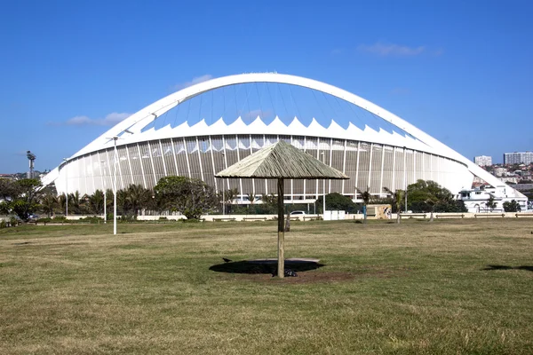 Reed tente Moses Mabhida Stadyumu dışarıda çimenlerin üzerinde
