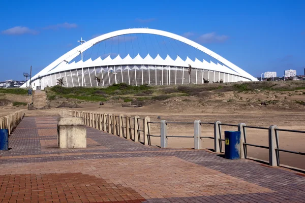 Estádio Moses Mabhida como visto do cais em Durban Beach — Fotografia de Stock