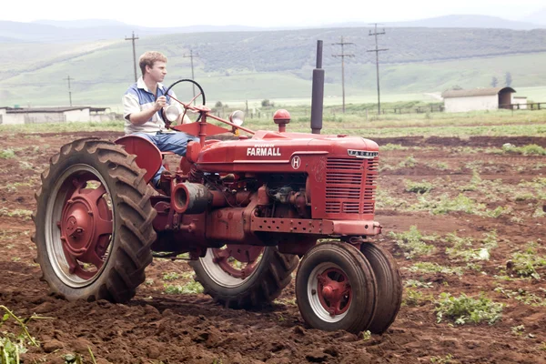 Rosso restaurato Vintage trattore aratura campo agricolo — Foto Stock