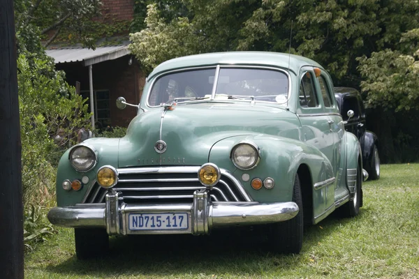 Show'da gösterilen yeşil Vintage Oldsmobile araba — Stok fotoğraf