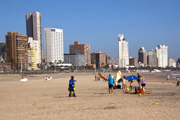 Addington Beach contra City Skyline en Durban, Sudáfrica —  Fotos de Stock