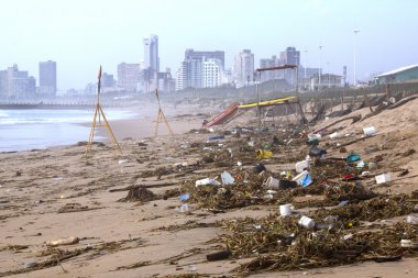 Enkaz sonra bahar gelgit, Durban karaya vurmuş Beach üzerinde