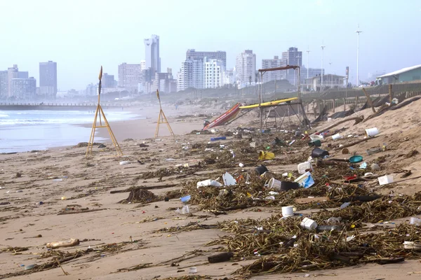 Обломки на пляже смыло после весенних приливов, Дурбан — стоковое фото