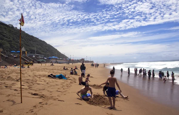 Cavando castillos de arena en Brighton Beach, Durban Sudáfrica — Foto de Stock