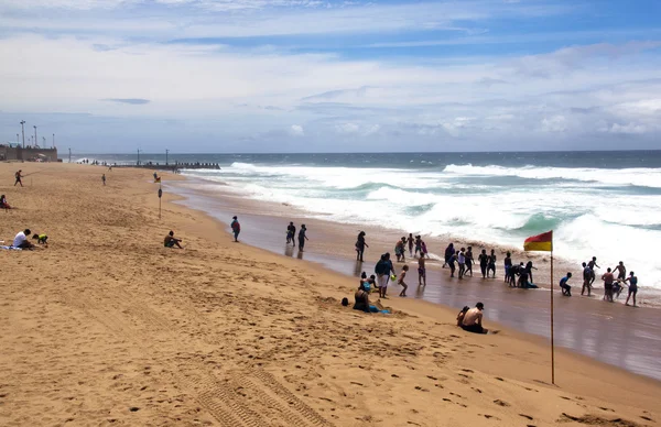 Los visitantes disfrutan de un día soleado en Brighton Beach — Foto de Stock