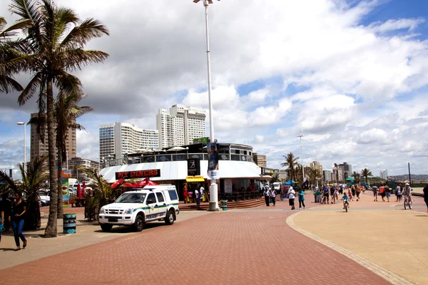 Chodci na promenádě v Durbanu Beachfront, Jižní Afrika — Stock fotografie