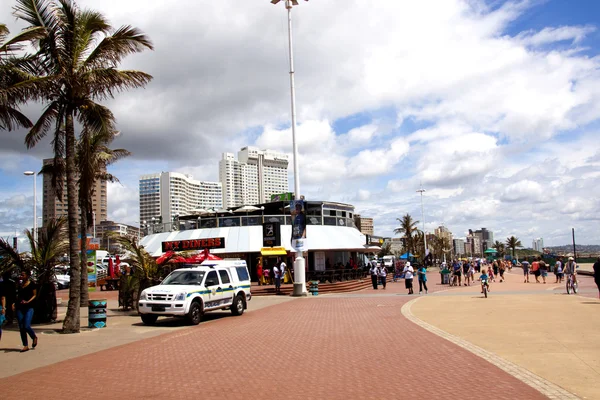 Pedoni sul lungomare di Durban Beachfront, Sud Africa — Foto Stock