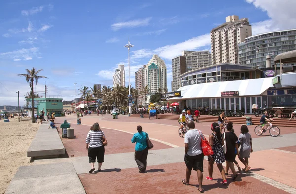 Peatones y ciclistas en paseo marítimo — Foto de Stock