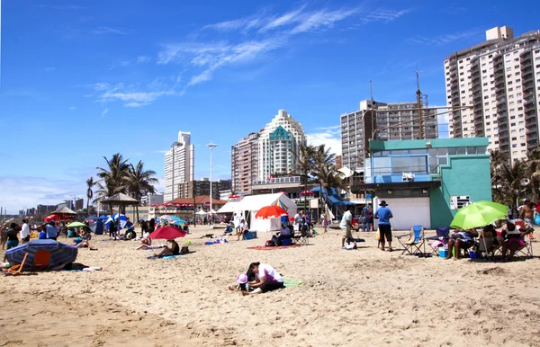 Solbadare blötläggning upp solen på Durban Beach, Sydafrika — Stockfoto