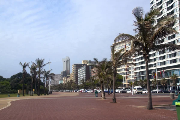 Hotéis e palmeiras que revestem a Golden Mile de Durban, África do Sul — Fotografia de Stock