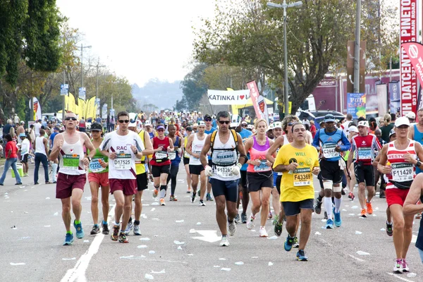 Grand peloton de coureurs en compétition en 2014 Camarades Marathon — Photo