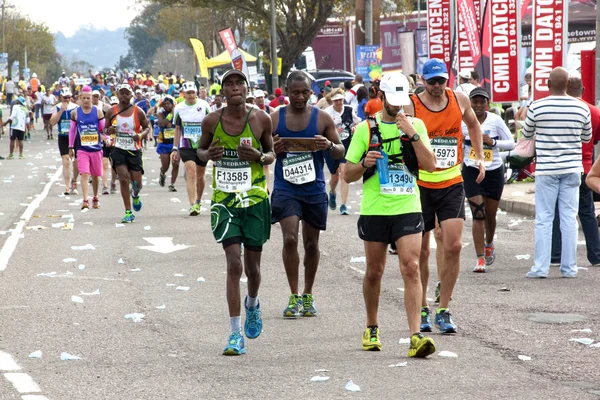 Fargerike deltagere konkurrerer i 2014 Comrades Marathon Ro – stockfoto