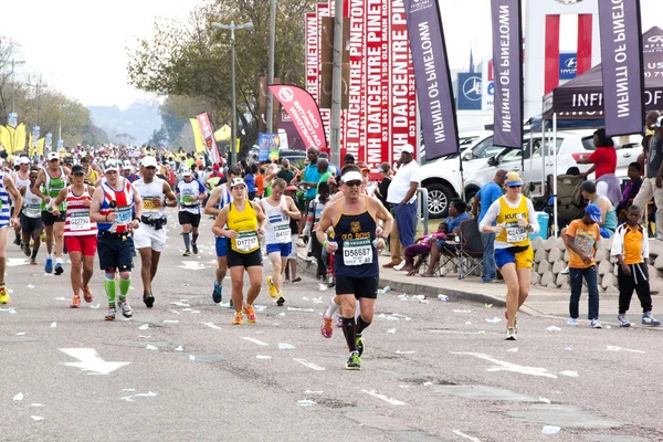 Løbere deltager i 2014 Kammerater Marathon Road Race - Stock-foto
