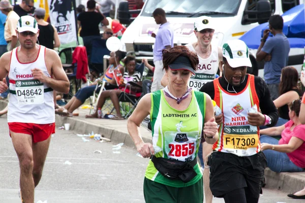 Espectadores viendo la carrera de Camaradas Maratón 2014 —  Fotos de Stock