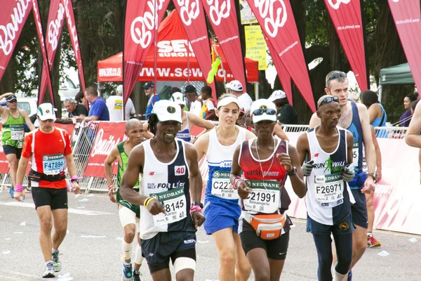 Participantes masculinos y femeninos corriendo en el 2014 Camaradas Marath —  Fotos de Stock