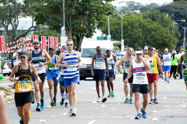 2014 yoldaşlar maraton yol yarışında yarışan koşucu — Stok fotoğraf