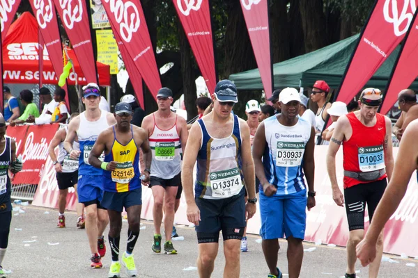 Escenas coloridas mientras los participantes compiten en 2014 Camaradas Maratho —  Fotos de Stock