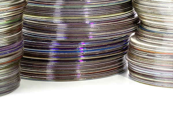 Trzy stosy kolorowe błyszczące płyt kompaktowych — Zdjęcie stockowe