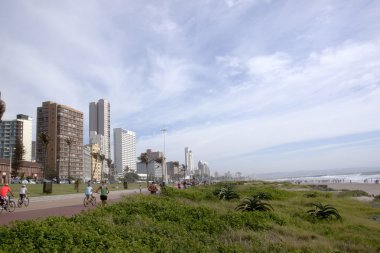 yayalar bisikletçiler ve Durban beachfront üzerinde vegatation