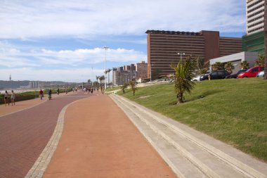 Bilinmeyen insanlar Durban Promenade üzerinde yürüyen