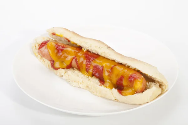 Russische worst hotdog met mosterd en tomatensaus — Stockfoto
