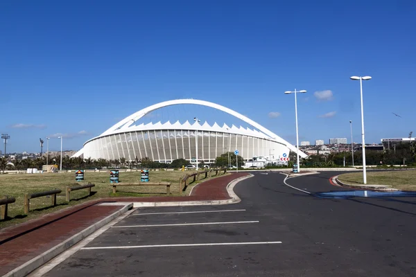 Leere Parkbuchten vor dem Moses-Mabhida-Stadion — Stockfoto