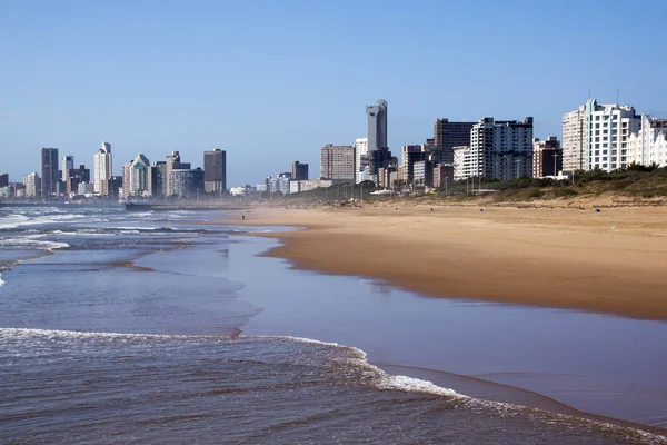 Auslaufender Strom gegen die Skyline der Stadt Durban — Stockfoto