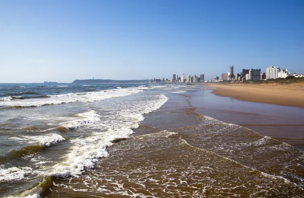 Marea incomming alla spiaggia di Durban con gli hotel in background — Foto Stock