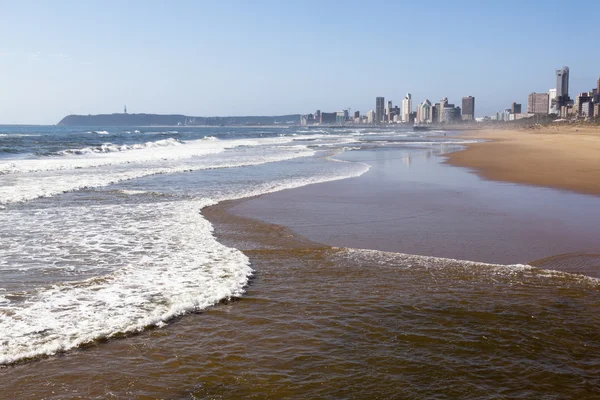 La marea entrante de Durban con hoteles en segundo plano —  Fotos de Stock